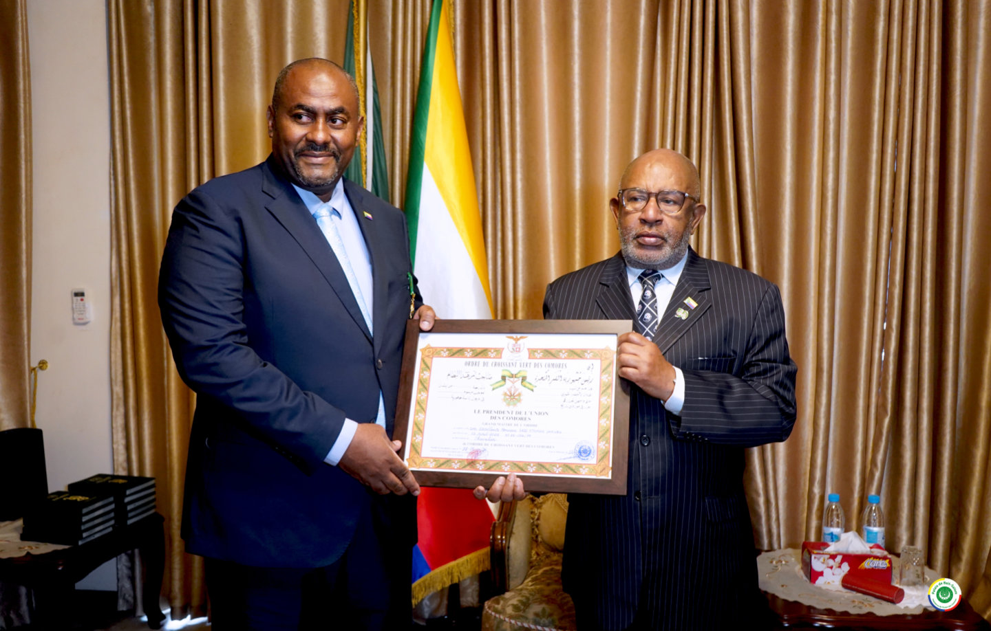 Le Président de la République SEM AZALI Assoumani décore l’Ambassadeur sortant de Tanzanie