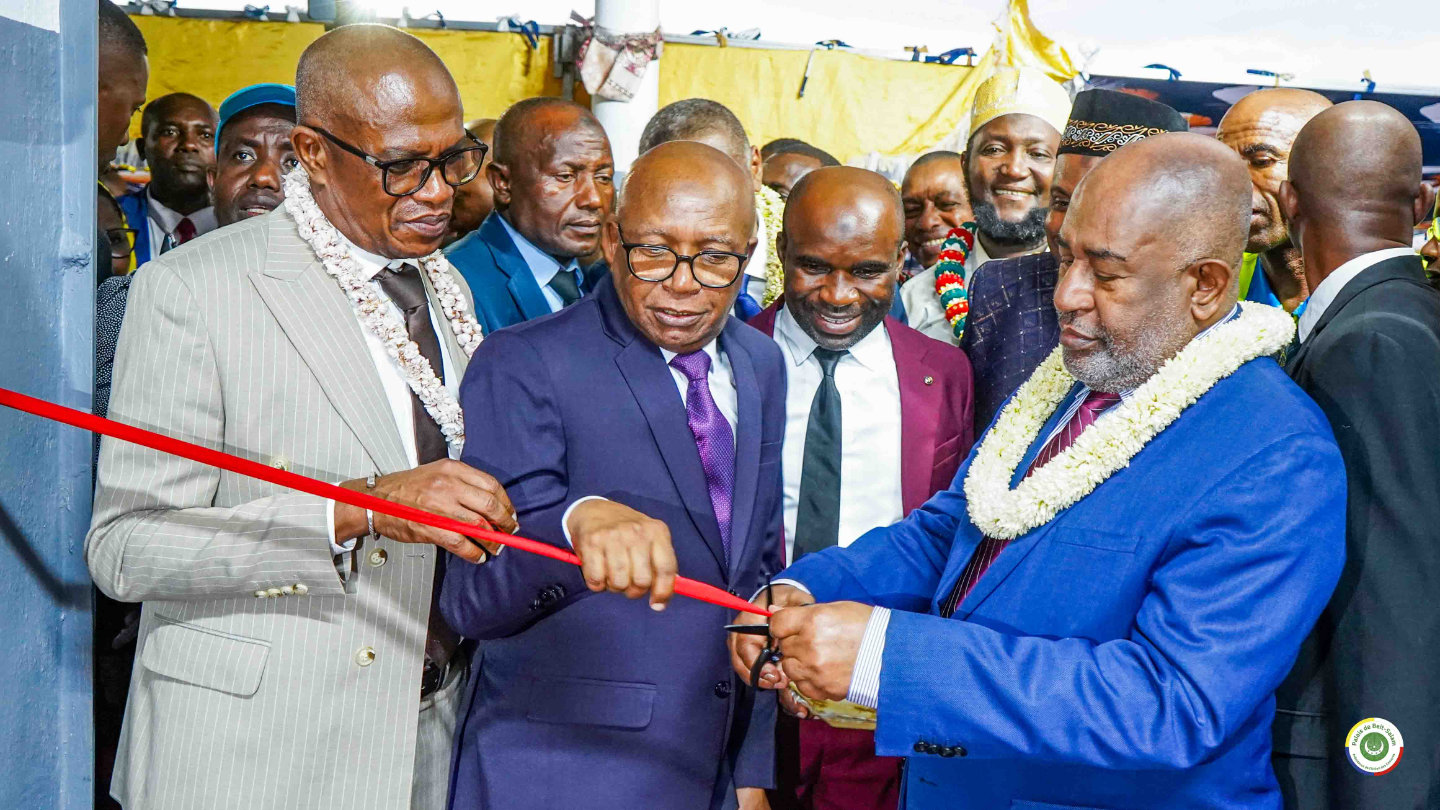 Bambao-Mtsanga : SEM le Président AZALI Assoumani inaugure l'Unité de Production d'Oxygène Médical du Centre Hospitalier National